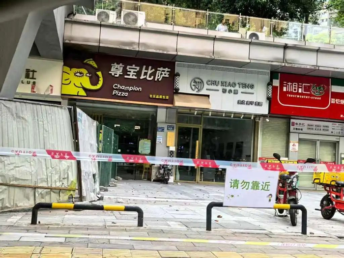 坠物地点位于6栋底商和天桥交叉处
