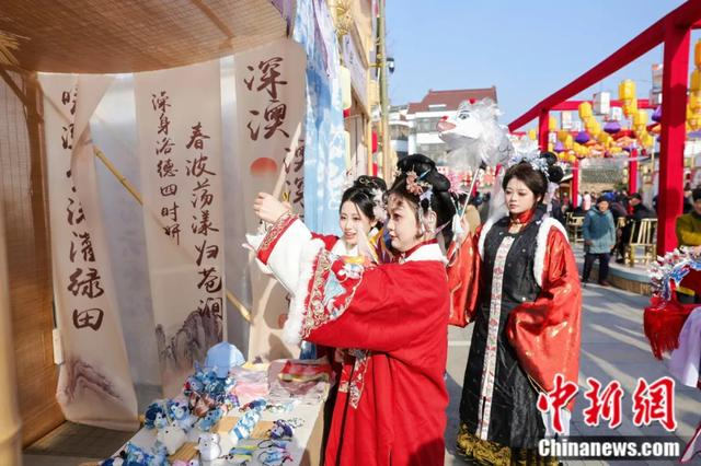 深澳村“百匠有艺市”市集吸引众多年轻人打卡。桐庐县委宣传部 供图