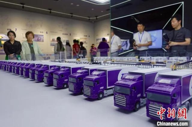 海外华文媒体代表参观桐庐的快递行业。钱晨菲 摄