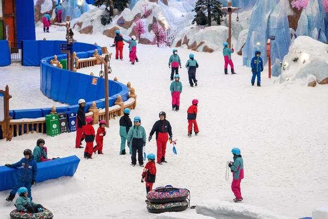 游客在长沙湘江欢乐城欢乐雪域游玩（7月17日摄）。新华社记者 陈思汗 摄