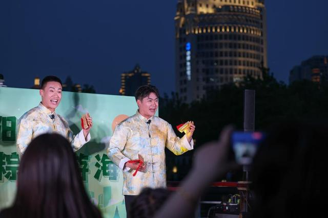 2025年5月30日晚，表演者在天津海河游船上为观众表演快板。新华社记者 孙凡越 摄