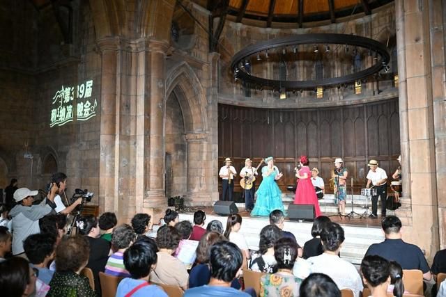 7月28日晚，在天津安里甘艺术中心，天津市和平区长春道社区居民表演俄罗斯歌曲《玛丽诺之歌》。新华社记者 孙凡越 摄