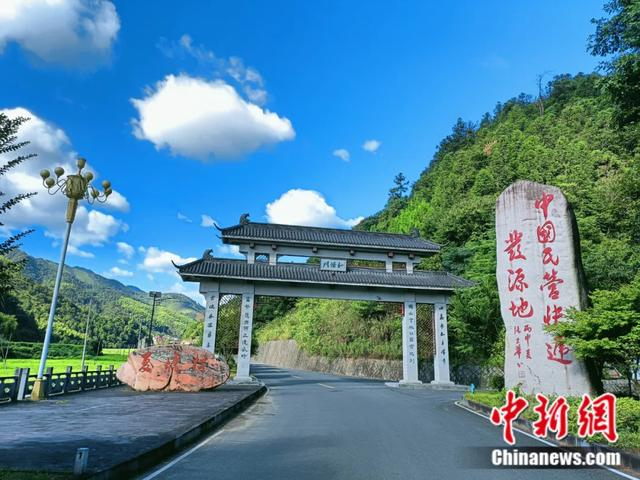 “中国民营快递发源地”石碑。桐庐县委宣传部 供图