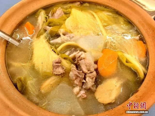 7月19日，广东台山市，一家食肆推出的霸王花干老火汤。李晓春 摄