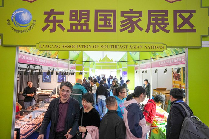 2025年5月18日，人们在第三十四届哈尔滨国际经济贸易洽谈会东盟国家展区选购商品。新华社记者 王建威 摄