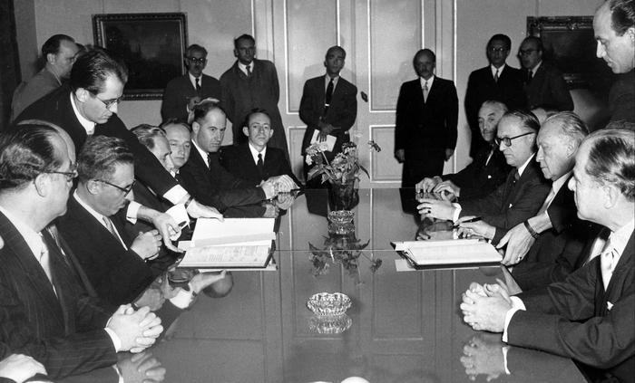 联邦德国总理康拉德·阿登纳与以色列外交部长摩西·夏里特在卢森堡市政厅签署《德以赔偿协议》dpa