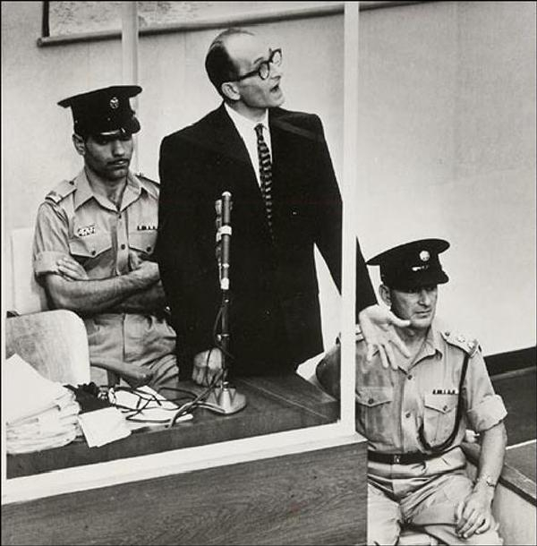 庭上还在辩护的艾希曼