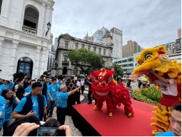 图为岑浩辉在议事亭前地与舞狮队互动。（记者富子梅摄）