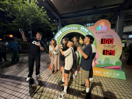 图为澳门居民与全运会倒计时牌合影留念。（记者富子梅摄）