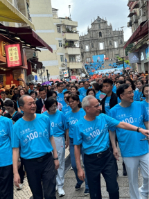 图为岑浩辉身穿蓝色运动背心，精神抖擞与众人一同从大三巴牌坊起步，参与“迎百日 健步行”活动。（记者富子梅摄）