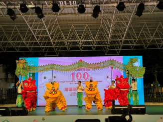 图为庆祝晚会在舞狮舞龙表演中开始。（记者富子梅摄）