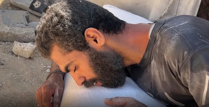 抢完面粉后筋疲力尽的巴勒斯坦男子德媒