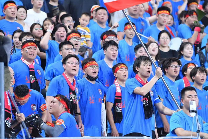 2025年7月19日，盐城球迷在看台观赛。当日，盐城1:2不敌南通队遭遇赛季首败。新华社发（刘臻睿 摄）