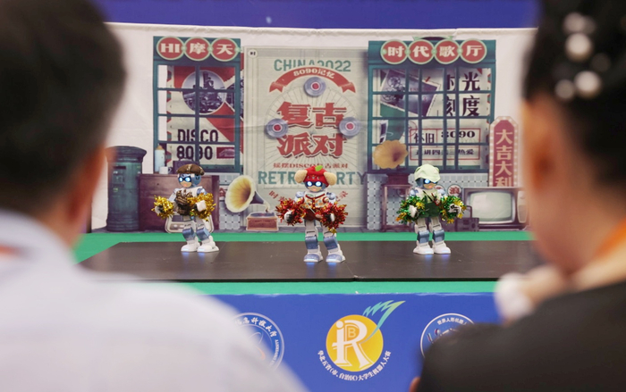 机器人伴随着歌曲《青苹果乐园》节奏跳舞。新京报记者 李木易 摄