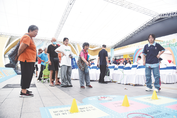     市民参与现场设置的趣味游戏。    本报记者韦峭 摄