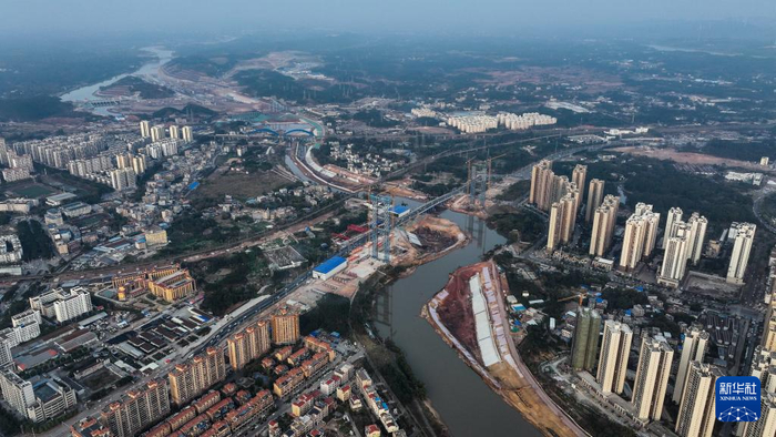 这是正在建设中的青年枢纽与钦州市区衔接处的平陆运河建设工地（2025年2月4日摄，无人机照片）。