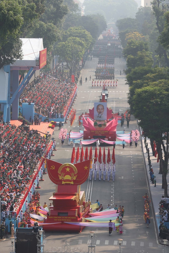 2025年4月30日，越南胡志明市举行了越南南方解放与国家统一50周年的庆典活动及阅兵式。图源：越通社
