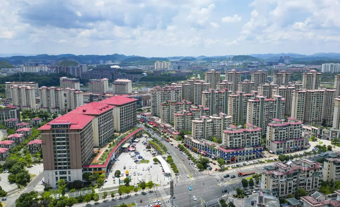 小区位于贵安新区思雅生活圈范围，生活便利。