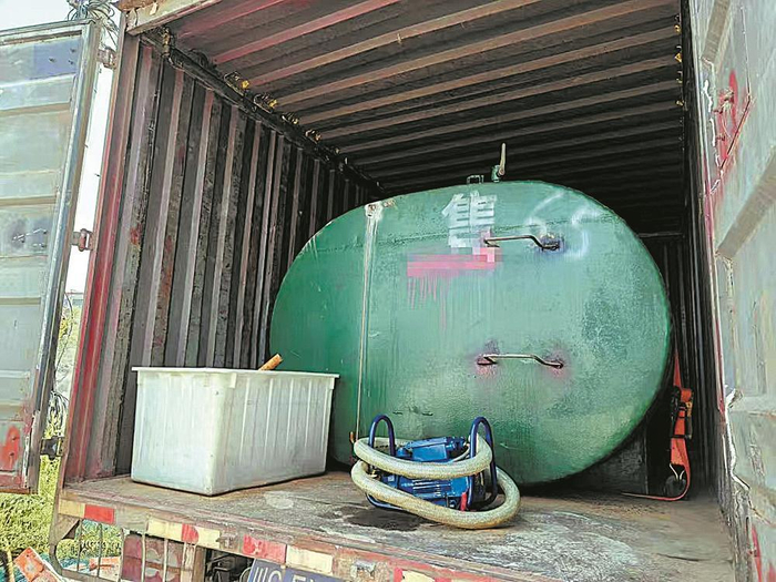     被非法改造的厢式货车内部的油罐。