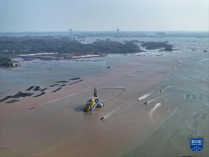 我国重型自航绞吸挖泥船“天鲸号”在平陆运河入海口段进行疏浚作业（2023年10月3日摄，无人机照片）。图源：新华社