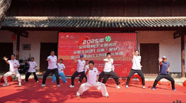 优秀运动员代表展示八段锦。组委会 供图