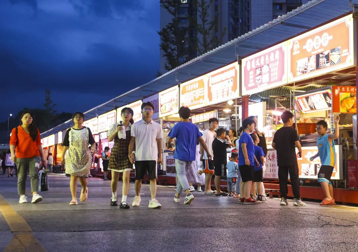 贵安新区花溪大学城思雅生活圈精彩城夜市，商业综合体精彩城位于生活圈内。