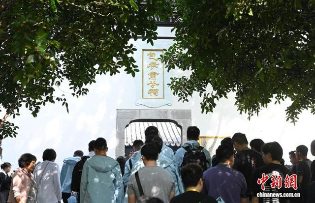 2024年10月18日，香港青年代表团在合肥包公园景区内参观，探寻“包公文化”。 中新社记者 韩苏原 摄