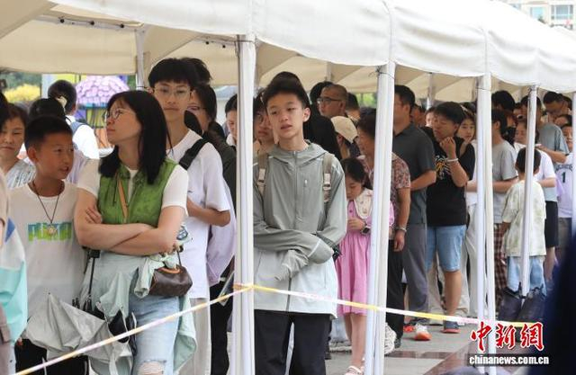 8月3日，青海西宁，青少年排队等待进入青海省博物馆。中新社记者 马铭言 摄 
