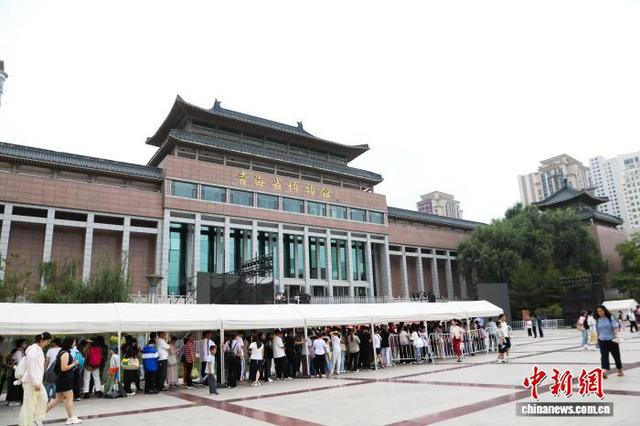 8月3日，青海西宁，民众在青海省博物馆门前有序排队。中新社记者 马铭言 摄 