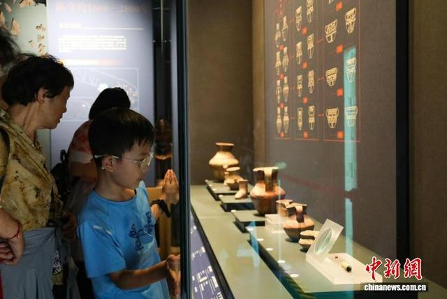 8月3日，青海西宁，学生参观辛店文化展品。中新社记者 马铭言 摄 