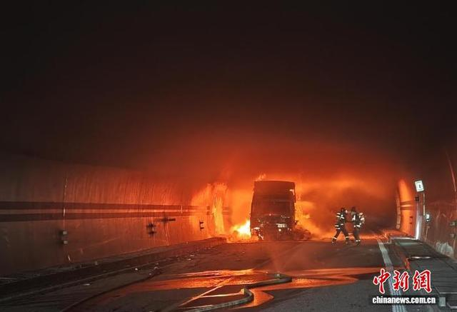 8月2日，一辆物流车在二广高速山西太长段12号隧道内起火。图为消防员进入隧道内部压制明火。 张新艺 摄