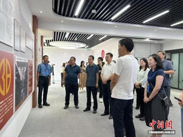 8月2日，台商台青在阳泉阀门股份有限公司了解企业的百年发展历程。 刘琳 摄