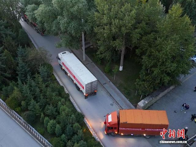 图为青海玉树至尼泊尔国际货运车辆正在驶离玉树市。薛蒂 摄