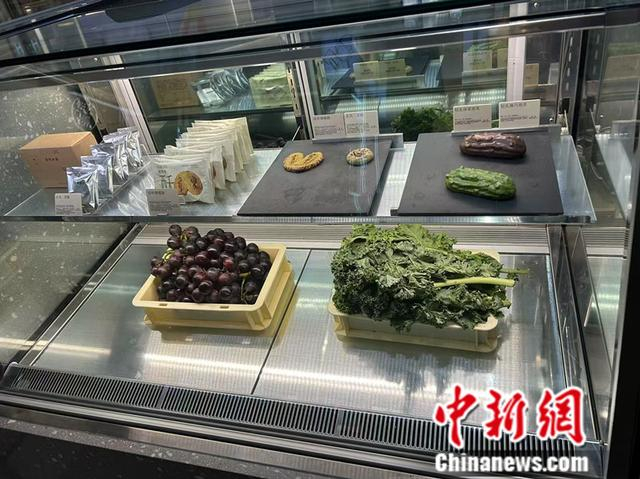一喜茶门店的玻璃柜台内摆放着羽衣甘蓝等食材。 赵方园 摄