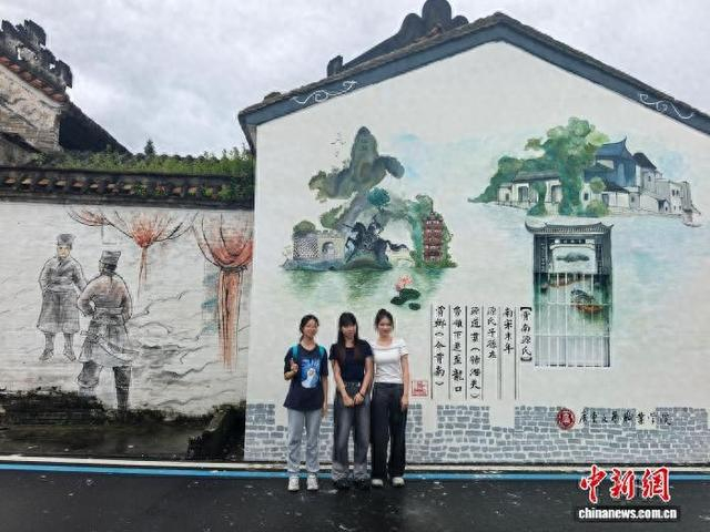 2025年7月，游客参观霄南村。 记者 张璐 摄