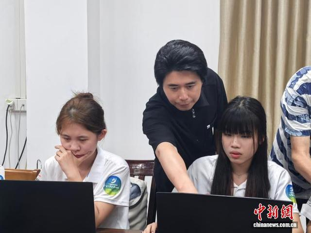 2025年7月，陈少炜指导“数创霄南”突击队成员设计文创产品。 记者 张璐 摄