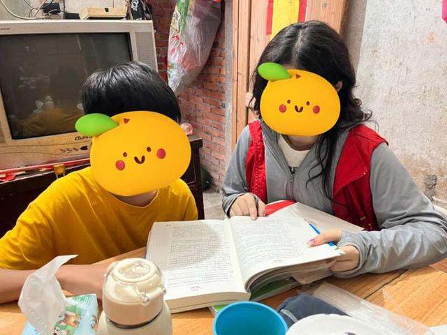 连江县志愿者为被纳入“希望小屋”项目的孩子辅导课业。团连江县委供图