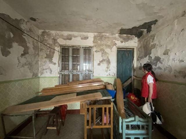 连江县青年志愿者开展“希望小屋”现场量房。团连江县委供图