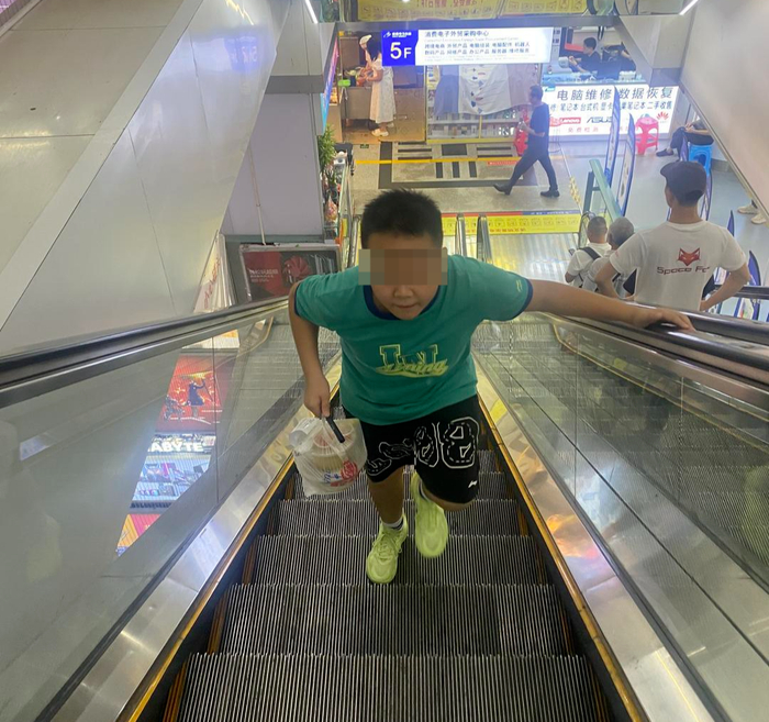 一名孩子正在代送外卖。