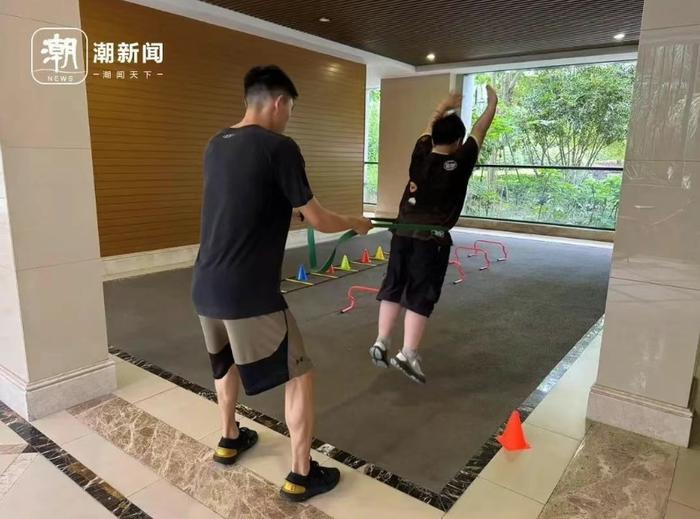 教练在给学生上课。记者 陈久忍 摄