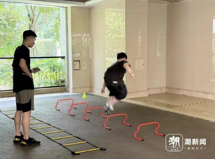 教练在给学生上课。记者 杨千莹 摄