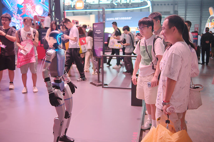 2025年8月1日，上海新国际博览中心，观众与机器人。视觉中国 图