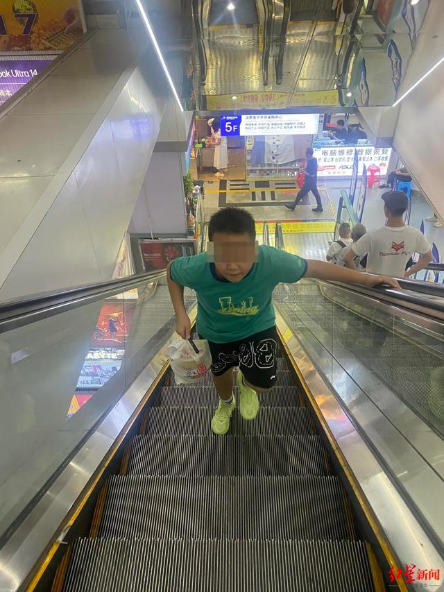 ▲一名孩子奔跑着代送外卖 红星新闻记者 韦星 摄