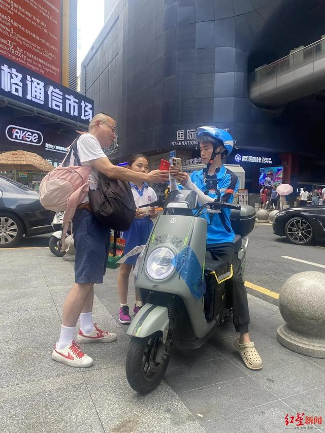 ▲小陈同学在父亲的配合下代送外卖 红星新闻记者 韦星 摄