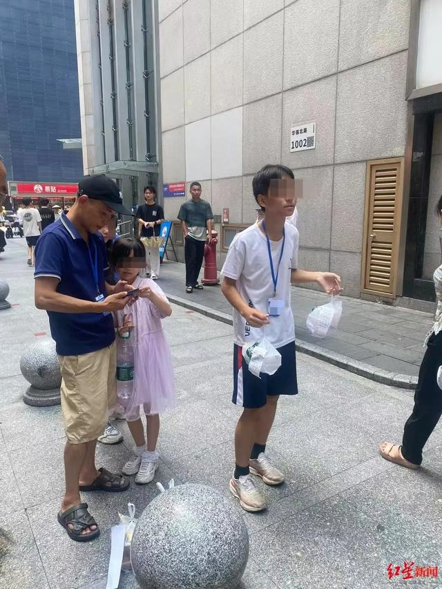 ▲深圳赛格广场，郭先生带着自己孩子和侄子代送外卖红星新闻记者 韦星 摄