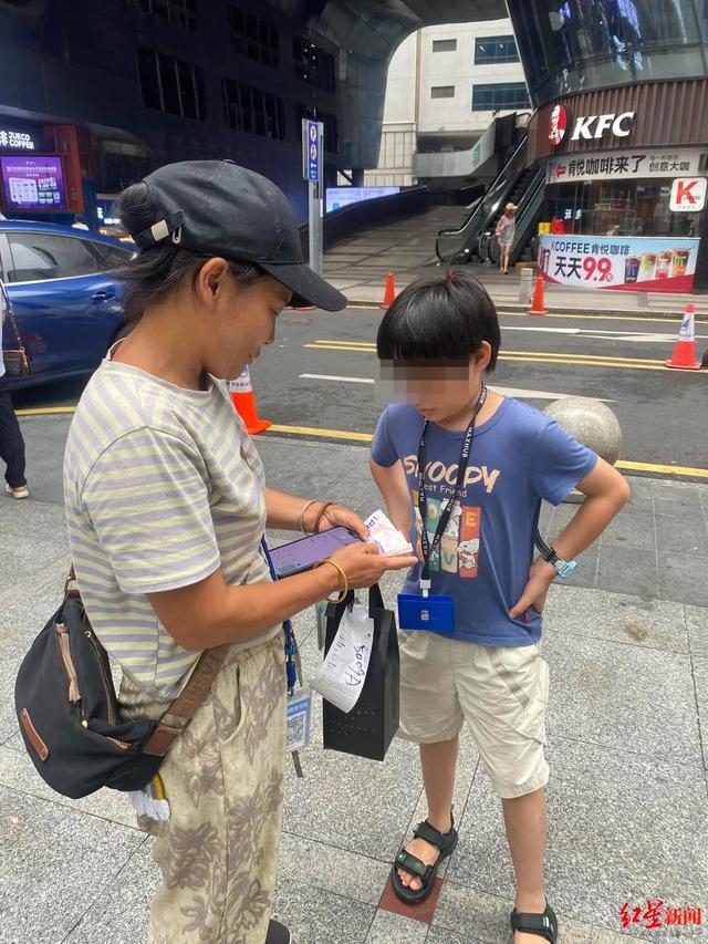 ▲代送孩子和“中介”对账红星新闻记者 韦星 摄