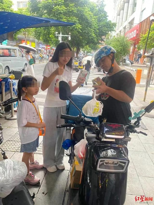 ▲深圳飞扬时代大厦附近，小徐同学和姐姐代送外卖 红星新闻记者 韦星 摄