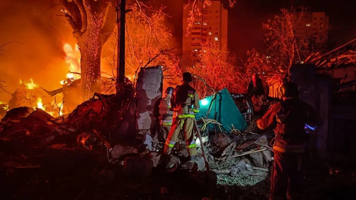 俄罗斯度假胜地索契大型油库遭乌克兰无人机袭击,燃起熊熊大火__财经头条__新浪财经