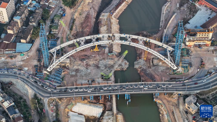 2025年2月4日拍摄的建设中的钦州一桥（无人机照片）。