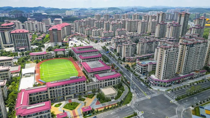 紧邻贵阳市实验小学贵安新区分校